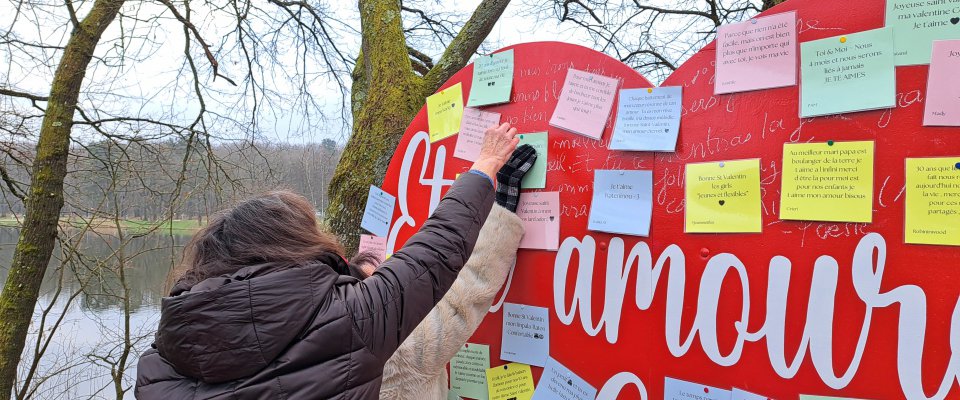 Le coeur, orné de mots doux pour la Saint-Valentin